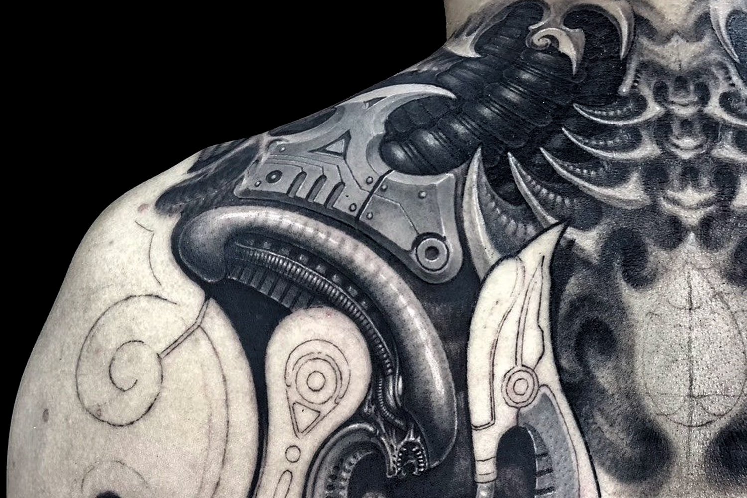 Biomechanical shoulder piece by Heng Yue（岳阳新刺客）@hengyue_newassassin_tattoo