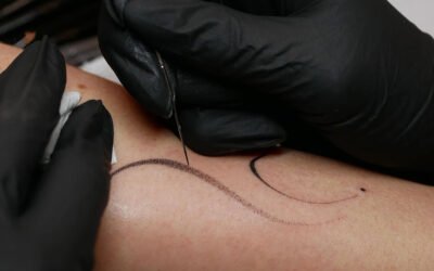 Handpoke tattooing by @liz.handpokez.ttt