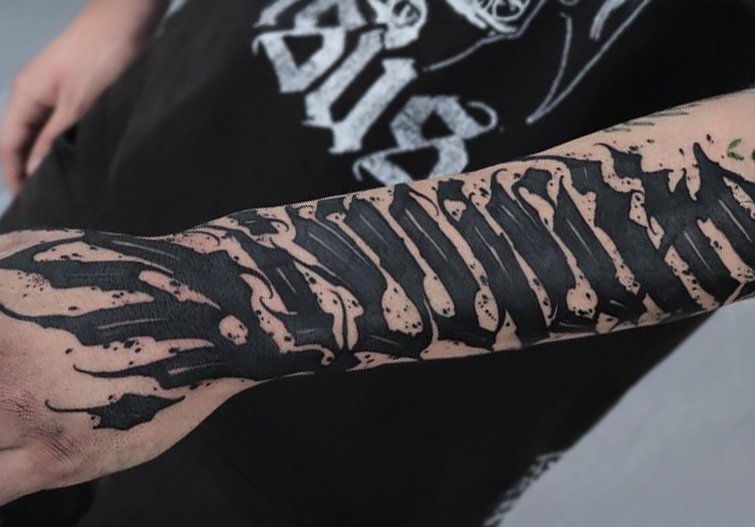 Script and lettering tattoo sleeve by GIZMØ TATTOO @gizmouh