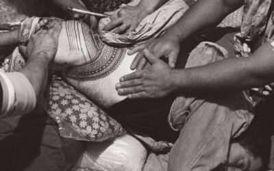 3.4.1979. Grotto Road, Onehunga, Auckland. Tattooing Tony Fomison. Tufuga tātatau - Su‘a Sulu‘ape Paulo II © Mark Adams
