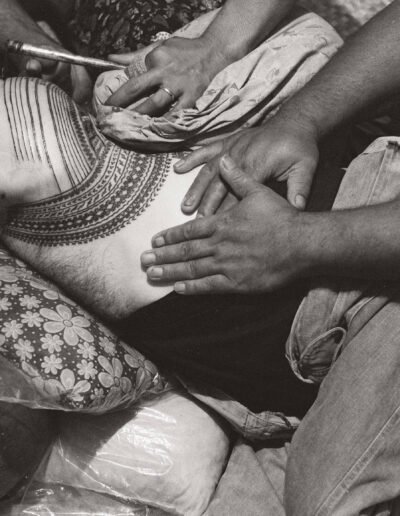 3.4.1979. Grotto Road, Onehunga, Auckland. Tattooing Tony Fomison. Tufuga tātatau - Su‘a Sulu‘ape Paulo II © Mark Adams