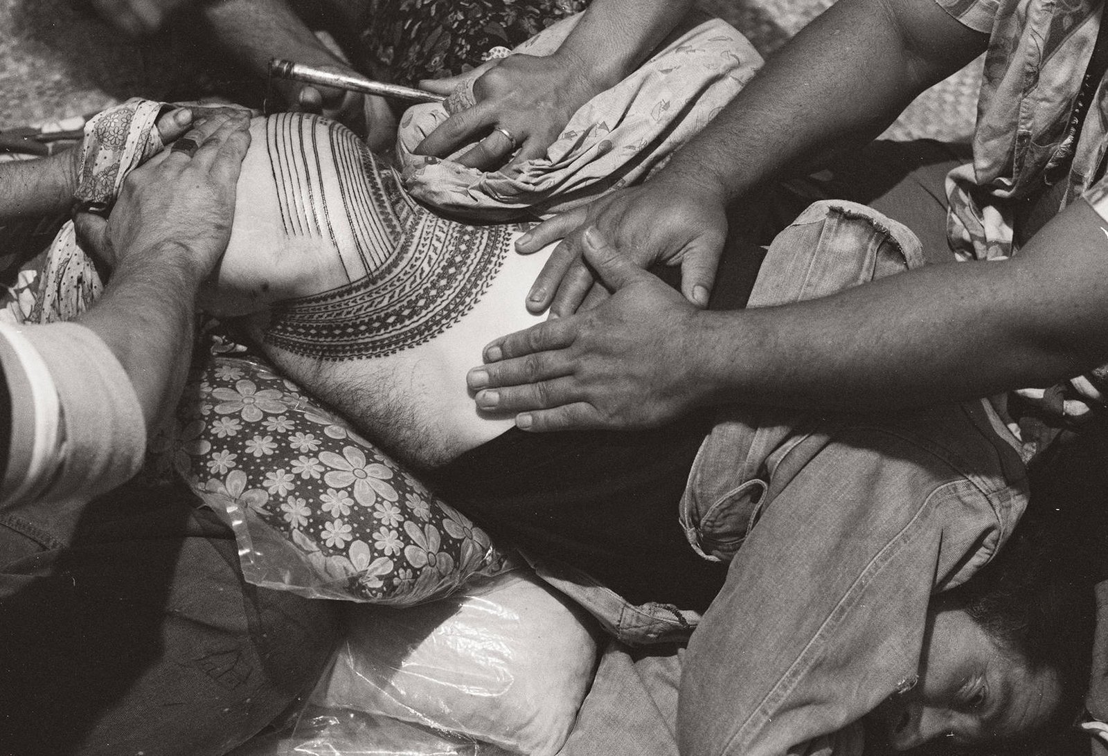3.4.1979. Grotto Road, Onehunga, Auckland. Tattooing Tony Fomison. Tufuga tātatau - Su‘a Sulu‘ape Paulo II © Mark Adams