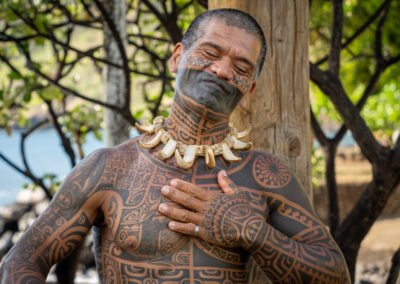 A man with a full-body Marquesan tattoo, photographed by Tanja Neumann via Reisegenuss Magazin - Tanja Neumann (vielweib.de)