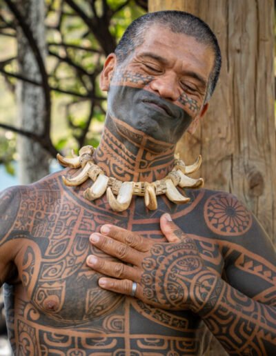 A man with a full-body Marquesan tattoo, photographed by Tanja Neumann, via Reisegenuss Magazin - Tanja Neumann (www.vielweib.de)
