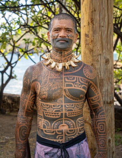 A man with a full-body Marquesan tattoo, photographed by Tanja Neumann via Reisegenuss Magazin - Tanja Neumann (vielweib.de)