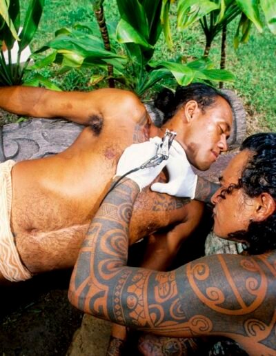 Making of a Marquesan tattoo, photo by Sylvain Grandadam, via Univers Voyage (universvoyage.com)