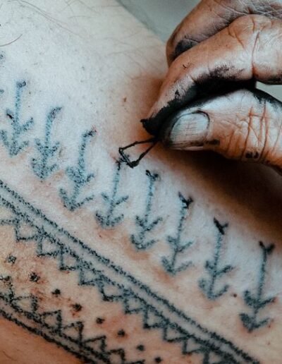 Filipino tattooing: Mambabatok tattooing process, from Blurred line - the mambabatok of kalinga, Kamusta Magazine