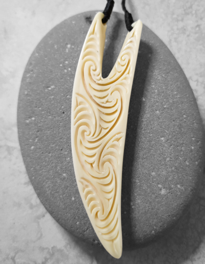 Rei Puta pendant by Alex Sands via Kura Auckland