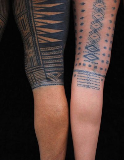 Samoan tatau, the male on the left with malofie (pe'a) and the female on the right with malu