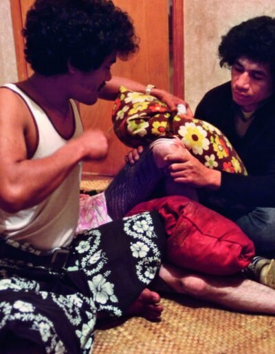 Sua Sulu‘ape Paulo II tattooing Tony Fomison, photographed by Mark Adams (1979)