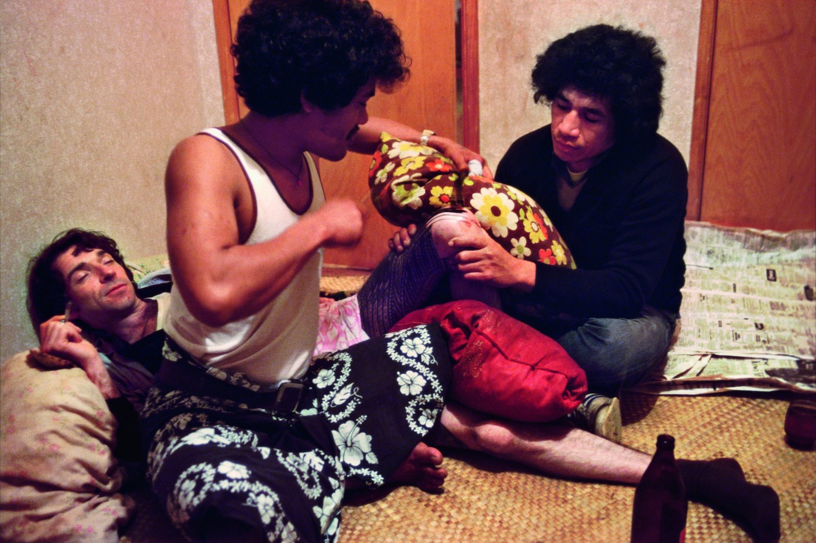 Sua Sulu‘ape Paulo II tattooing Tony Fomison, photographed by Mark Adams (1979)